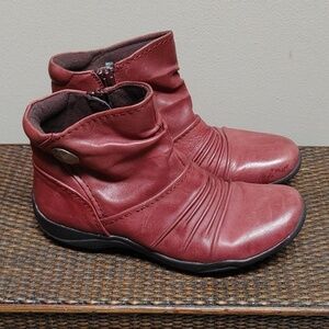 Clarks Artisan Ankle Boots Wine Color Size 6